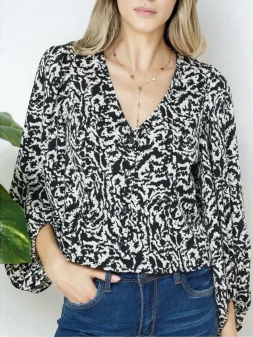 NWT H&M Black and White Patterned Long Sleeve Blouse